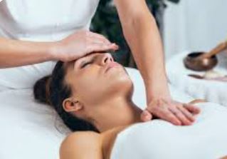 At Sophic Wellness, your Reiki session begins with a warm welcome and a short discussion about your current needs—be it stress relief, emotional clarity, physical recovery, or spiritual alignment.
You’ll lie fully clothed on a treatment table in a serene, softly lit room with gentle music playing in the background. The practitioner will then move their hands over key energy centres (chakras), holding them lightly above or resting them gently on your body.
